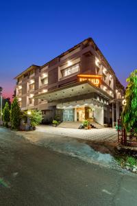 un gran edificio con luces encendidas por la noche en Emerald Retreat, en Lonavala