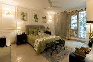 um quarto com uma cama, uma mesa e uma televisão em R6 Luxury Peacefull & Comfortable em Nova Deli