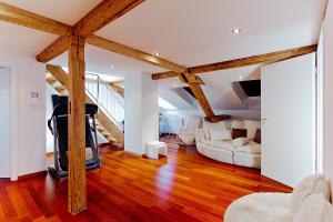 un soggiorno con travi in legno e un divano di Presidental Suite Apartment by Livingdowntown a Zurigo