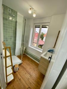 ein Badezimmer mit Dusche, Waschbecken und Spiegel in der Unterkunft Naturescence in Saint-Martin-Boulogne + 27 Fotos