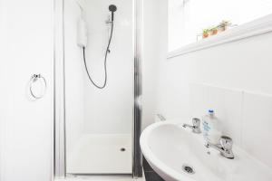 y baño con ducha y lavamanos. en Modern Apartment - Perfect Location - by Luxiety stays serviced accommodation Southend on Sea, en Southend-on-Sea