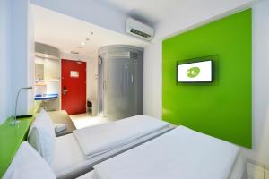 Giường trong phòng chung tại POP! Hotel Tanjung Karang