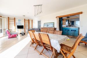 バルバトルにあるMaison vue sur mer 50m plageのテーブルと椅子のあるダイニングルーム