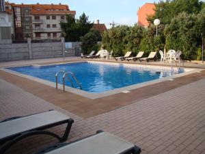 duży basen z krzesłami i stołem w obiekcie Hotel Torres Touriño w mieście Sanxenxo