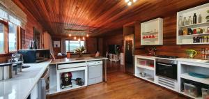 eine Küche mit weißen Arbeitsplatten und einem Kühlschrank in der Unterkunft Summer Villa in Mossel Bay