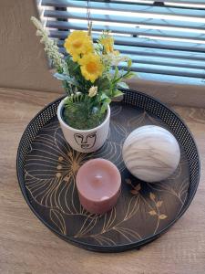 um prato com um vaso com flores e um biscoito em Precious Estates Pearls em Zeerust