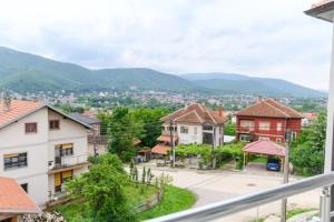 Una vista de una ciudad con montañas al fondo. en Apartman Ivanka, en Soko Banja