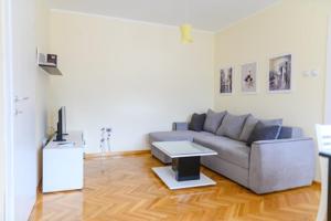 una sala de estar con un sofá y una mesa en Apartman Ivanka, en Soko Banja