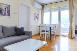 Una sala de estar con un sofá y una mesa con sillas. en Apartman Ivanka, en Soko Banja 4 fotos más