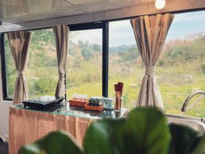 una mesa frente a una ventana con vistas en Nhà Trong Sương Đà Lạt en Dalat