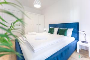 Un pat sau paturi într-o cameră la Apartament Bluszczowy, MyWeek