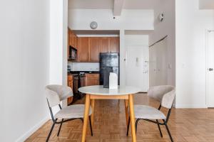A cozinha ou cozinha compacta de Fidi 1br w doorman wd nr south st seaport NYC-1306