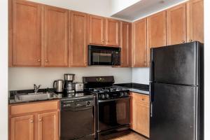 Kitchen o kitchenette sa Fidi 1br w doorman wd nr south st seaport NYC-1306