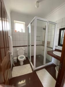 Vonios kambarys apgyvendinimo įstaigoje Nkwehu Lavish