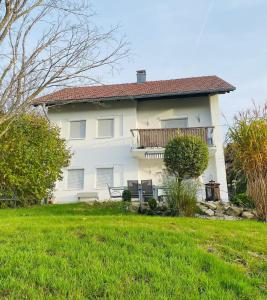 ein großes weißes Haus mit Balkon und Hof in der Unterkunft FH Ausblick in Waldkirchen