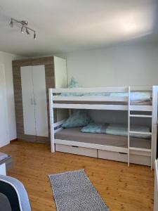 1 dormitorio con 2 literas en una habitación en FH Ausblick en Waldkirchen