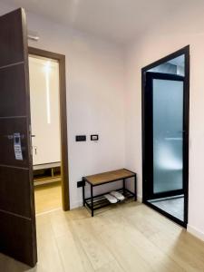 Zimmer mit einem Spiegel, einem Tisch und einer Tür in der Unterkunft HASS Boutique Hotel in Gostivar