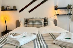 una camera da letto con un letto con asciugamani sopra di Charming studio, Bettmerhorn view a Bettmeralp