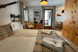 貝特默阿爾卑的住宿－Charming studio, Bettmerhorn view，一间卧室配有一张床、一张桌子和一张桌子