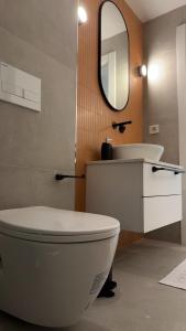 uma casa de banho com um WC, um lavatório e um espelho. em Super Stylish Studio & Bosphorus View in Ortaköy-8 em Istambul