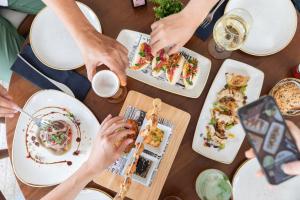 a group of people sitting around a table eating food at INNSiDE by Meliá Tenerife Santa Cruz in Santa Cruz de Tenerife