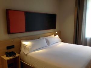 a bed in a hotel room with a large white bed at Hotel Àmbit Barcelona in Barcelona