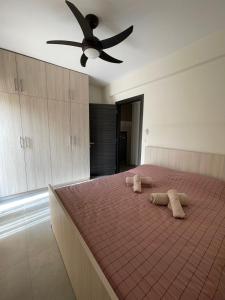 德拉瑪的住宿－Belvedere 1，一间卧室配有一张大床和两个枕头