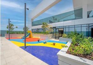 um edifício com parque infantil com escorrega em 1 Residences Boutique 2 Bed Suite - Parking & Panoramic Views em Dubai
