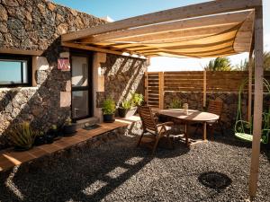 Patio lub wspólna przestrzeń na świeżym powietrzu w obiekcie CASA LA BOCAINA - private villa with panorama & ocean view