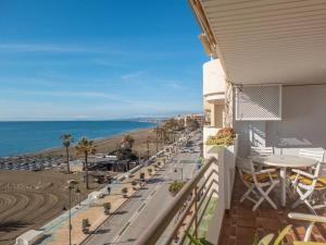 einen Balkon mit einem Tisch und Strandblick in der Unterkunft Gran apartamento primera línea in Estepona