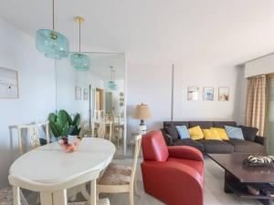 ein Wohnzimmer mit einem Sofa und einem Tisch in der Unterkunft Gran apartamento primera línea in Estepona