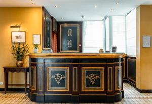 a bar in a hotel lobby with a counter at Villa Beaumarchais in Paris