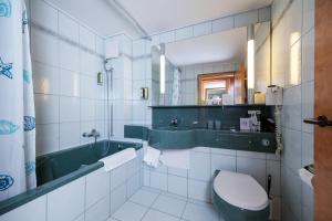 Koupelna v ubytování Hotel Bünda Davos + 37 fotografií