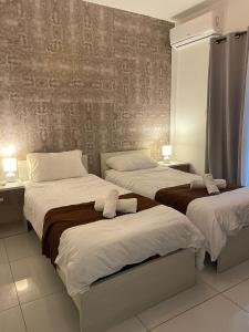Postel nebo postele na pokoji v ubytování Msida Suites
