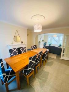 una sala da pranzo con tavolo e sedie in legno di 7 Bedroom House in Town Centre near Beach - Sleeps 13 a Hastings