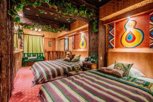 景洪にある26Life Ethnic Trail Yunnan Ethnic Creative Innのツリーハウス内のベッドルーム ベッド2台付