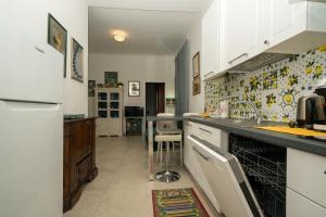 A kitchen or kitchenette at Comfort TwoBook - CITRA 011015-LT-2159