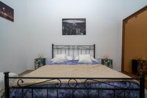 1 dormitorio con 1 cama y una foto en la pared en Comfort TwoBook - CITRA 011015-LT-2159, en La Spezia