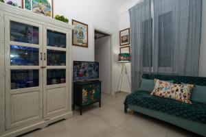 sala de estar con sofá y armario en Comfort TwoBook - CITRA 011015-LT-2159, en La Spezia