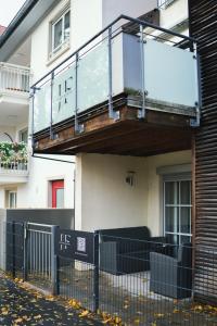 un balcón en el lateral de un edificio en JF - Apartments, en Balingen