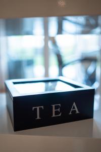 a black box with the word tea on a table at JF - Apartments in Balingen