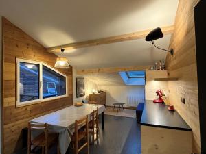 a kitchen and dining room with a table and chairs at Appartement Corrençon-en-Vercors, 3 pièces, 8 personnes - FR-1-761-3 in Corrençon-en-Vercors