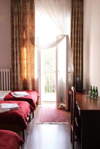 una camera con quattro letti e una porta con finestra di Pensjonat Irena a Sopot