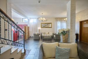 un soggiorno con divano e una scala di Hotel Villa Del Mar a Bibione