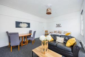 ein Wohnzimmer mit einem Sofa und einem Tisch in der Unterkunft City Centre - Bright spacious Apartment - Short & Long stays Everhome by Luxiety Stays in Southend-on-Sea