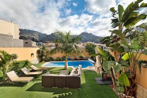 阿德赫的住宿－Villa Rosella Luxes & Pool Private，后院设有带椅子和树木的游泳池
