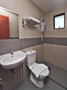 y baño con aseo y lavamanos. en Swing & Pillows - KL Sg Besi formerly known as U Pac Hotel, en Kuala Lumpur