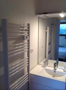 uma casa de banho com um lavatório e um espelho em Superb well-equipped apartment em Le Dévoluy