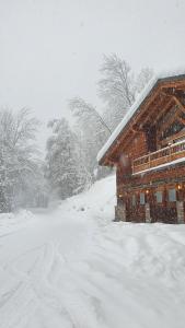 Chalet entier 110m2 avec vue et sauna à 10 min des pistes trong mùa đông