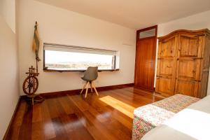 um quarto com uma janela, uma cama e uma cadeira em CASA LA BOCAINA - private villa with panorama & ocean view em Villaverde